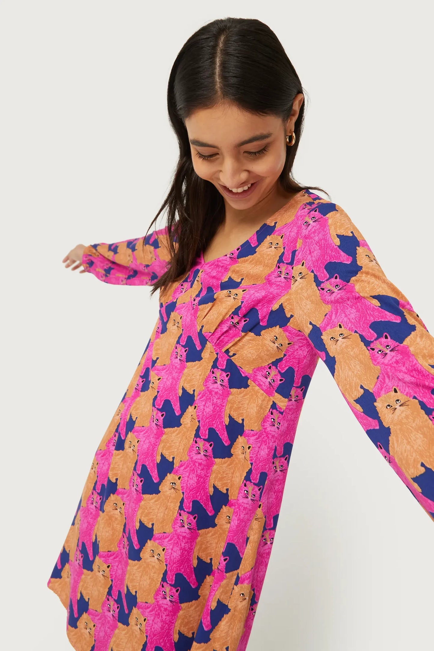 Vestido corto con estampado de gatos