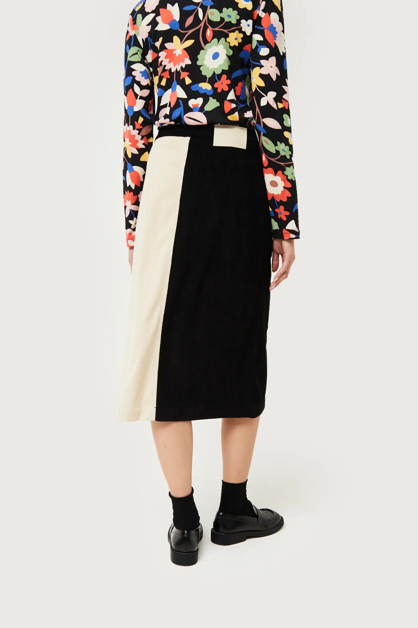 Falda midi de pana blanca y negra