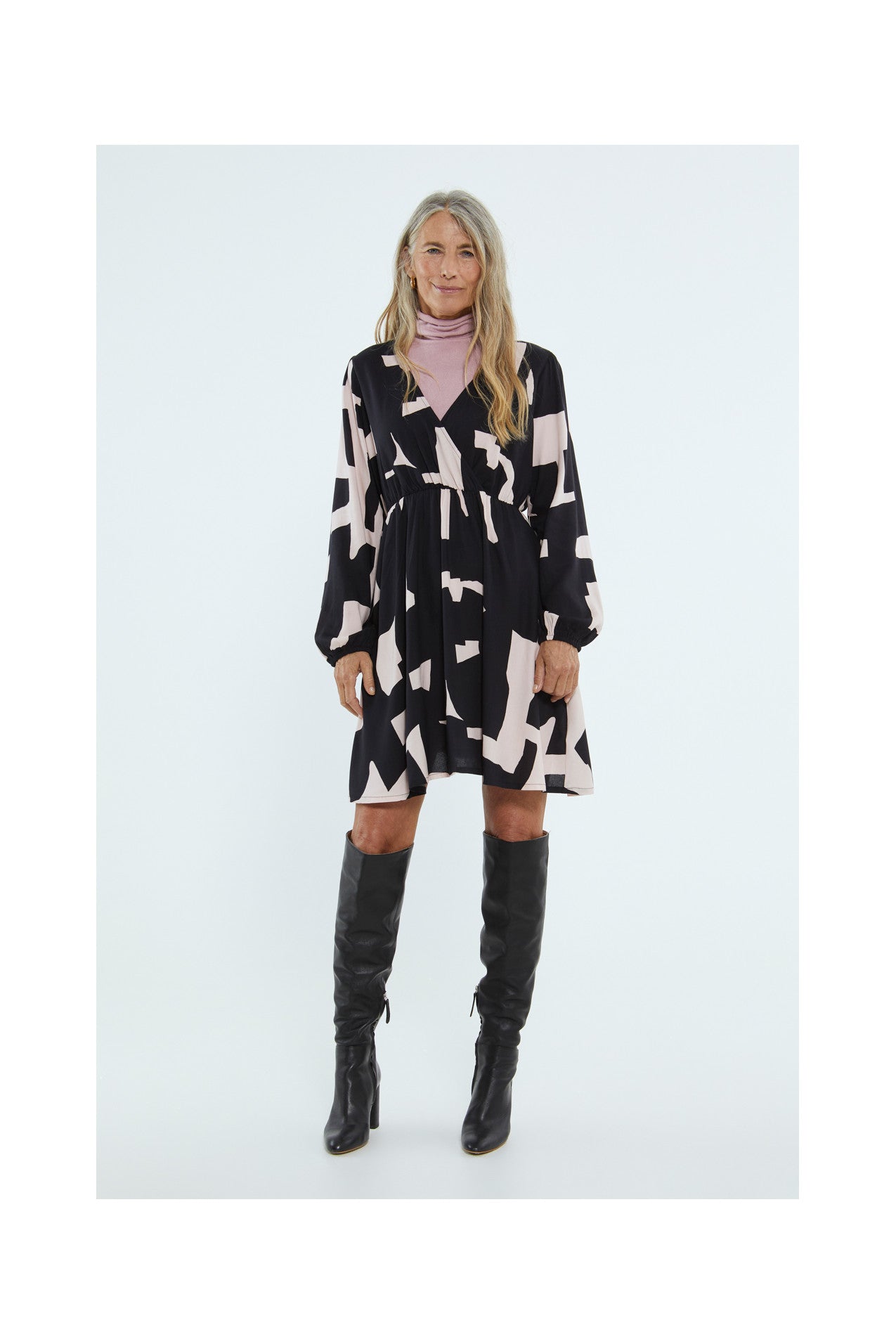 Vestido corto cruzado con estampado terrazo