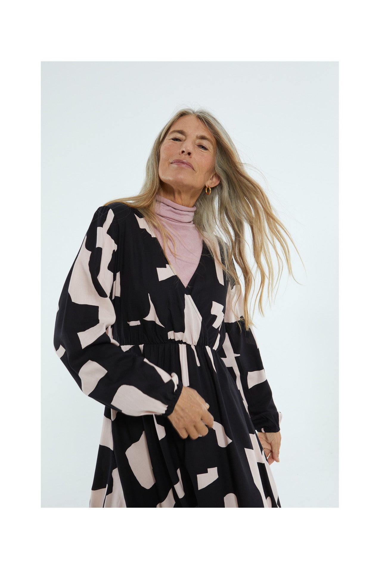 Vestido corto cruzado con estampado terrazo