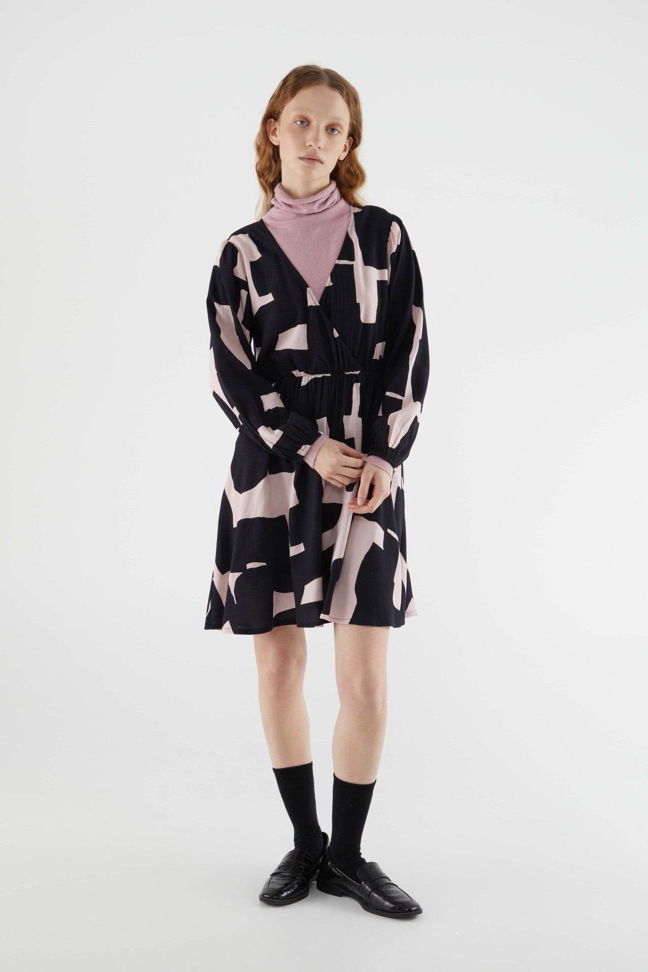 Vestido corto cruzado con estampado terrazo