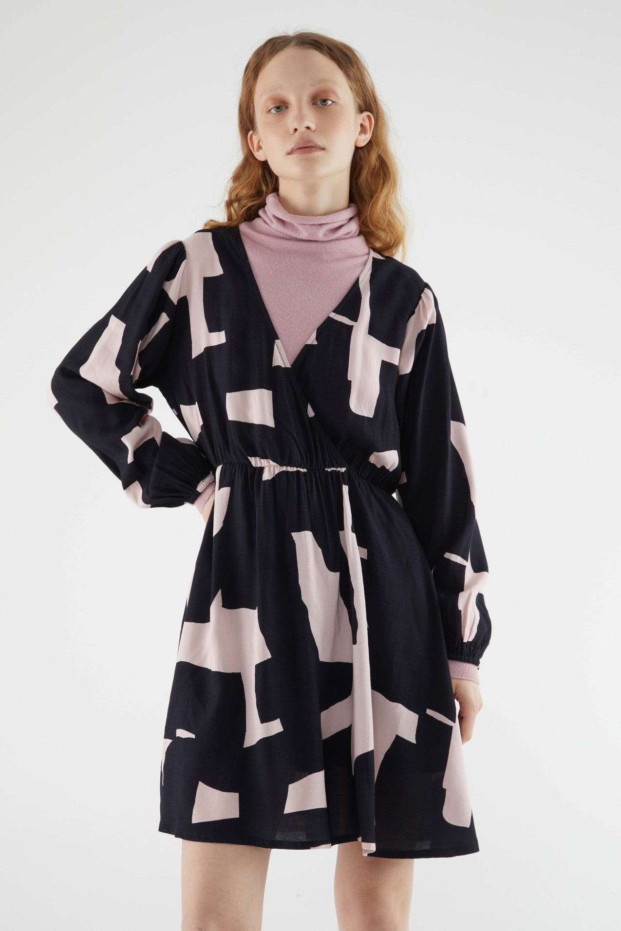 Vestido corto cruzado con estampado terrazo