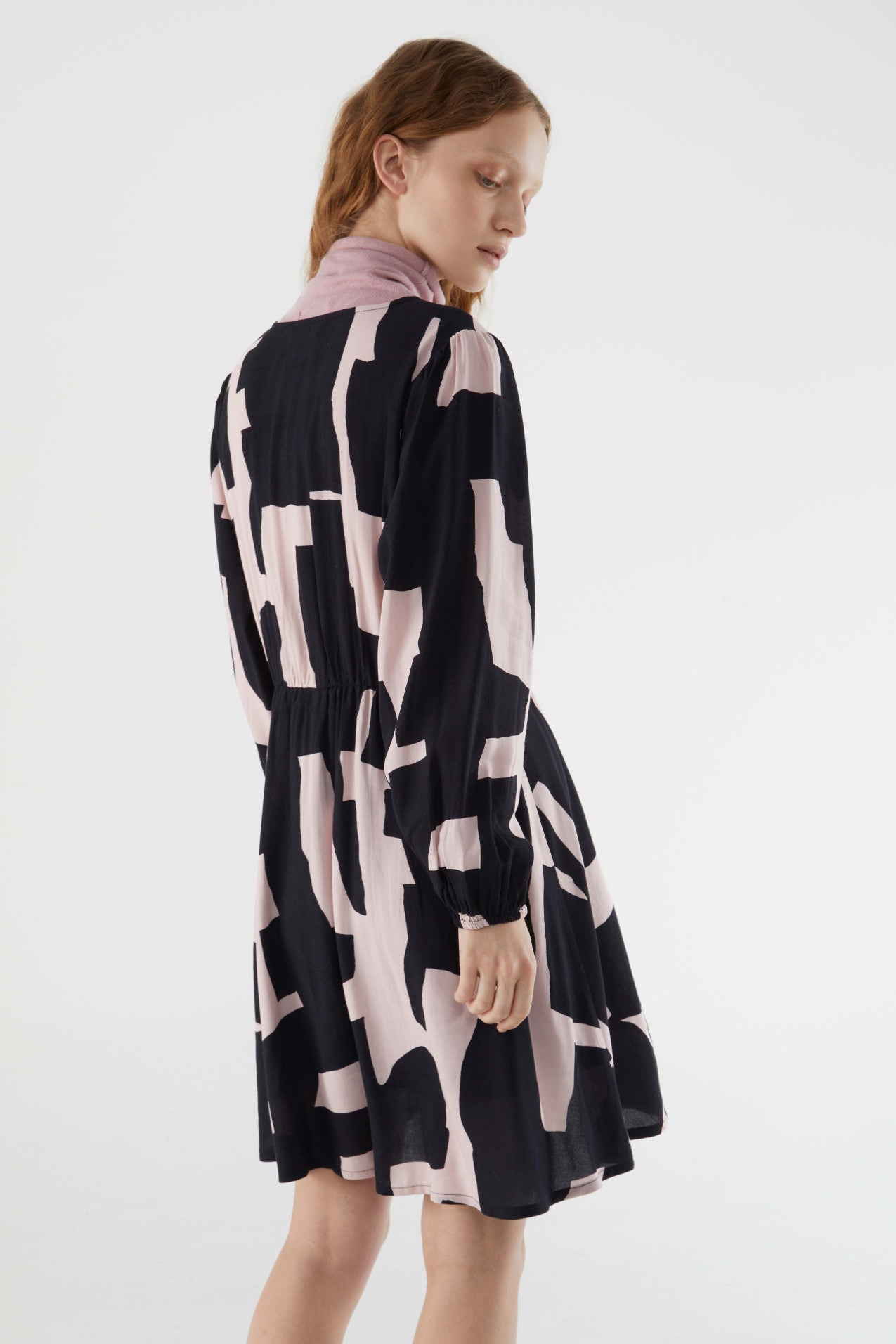 Vestido corto cruzado con estampado terrazo