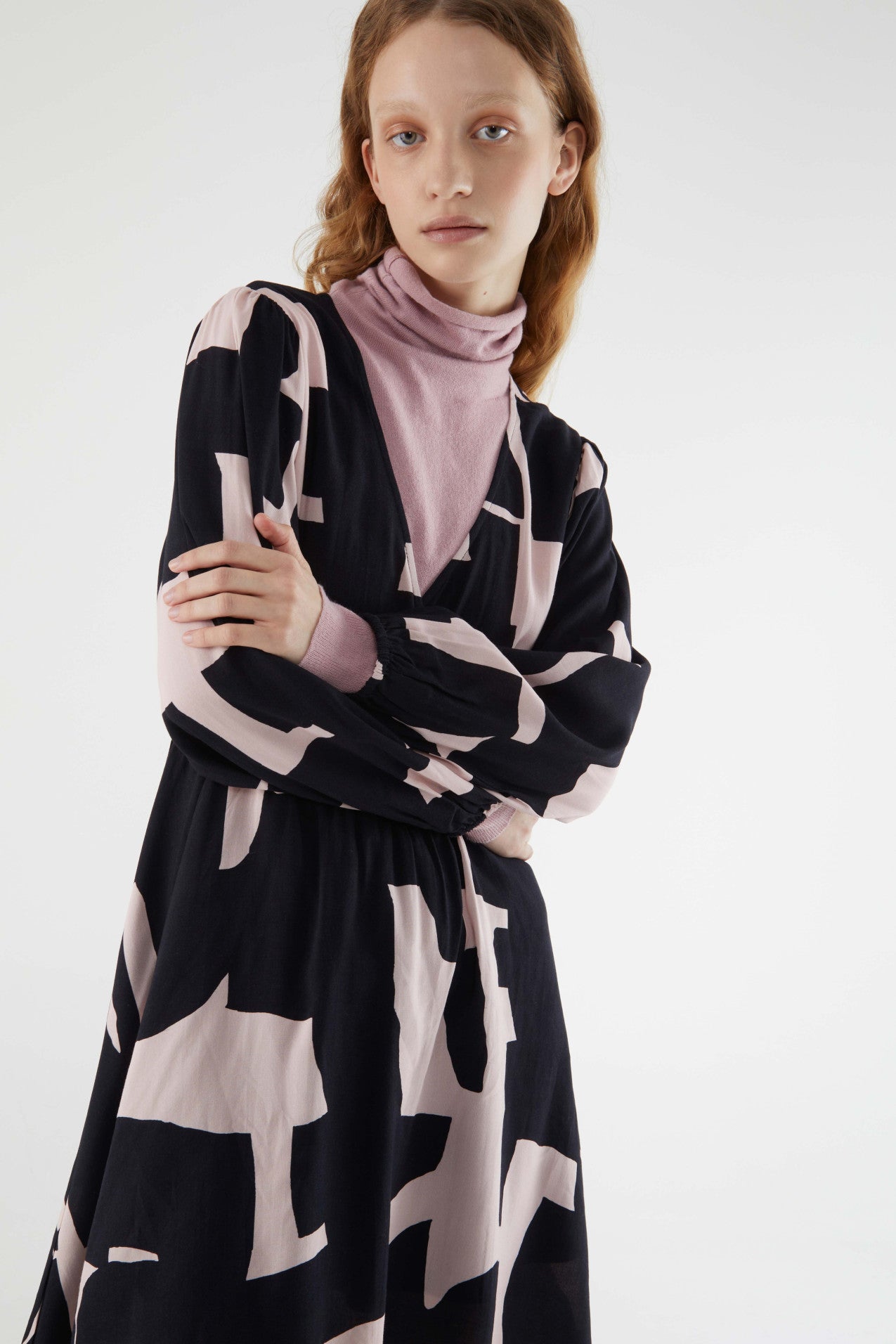 Vestido corto cruzado con estampado terrazo