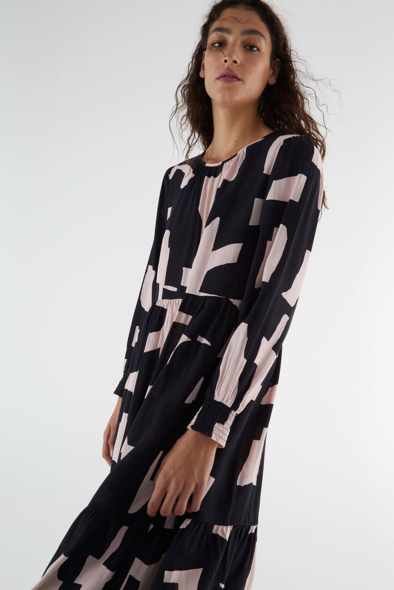 Vestido manga larga y estampado terrazo